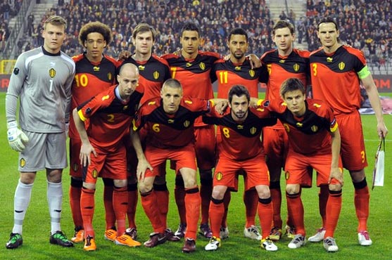 Belgium-11-12-BURRDA-home-kit-red-red-red-line-up.JPG