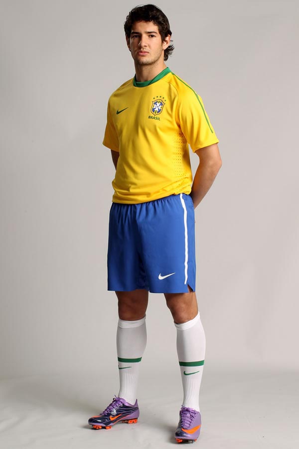 Brazil-10-11-NIKE-home-kit.JPG