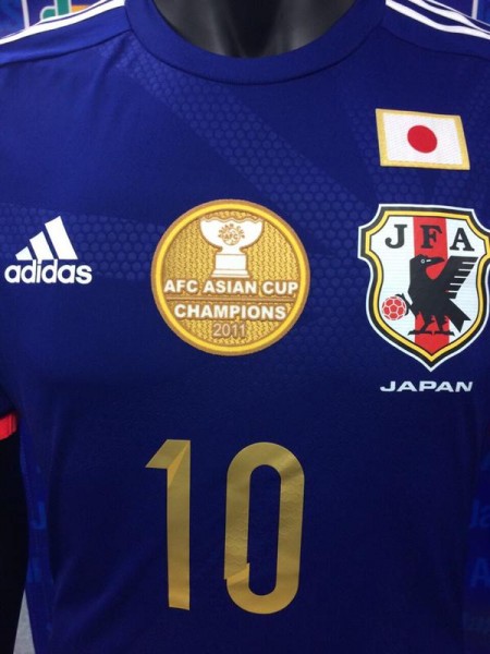 日本代表 アジアカップ用チャンピオンバッジ付ゴールドナンバーモデルで本日 初戦に登場 Football Shirts Voltage Com サッカー各国代表 クラブユニフォーム