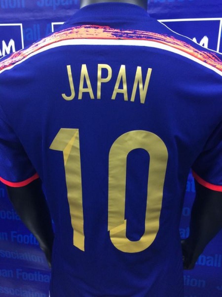 日本代表 アジアカップ用チャンピオンバッジ付ゴールドナンバーモデルで本日 初戦に登場 Football Shirts Voltage Com サッカー各国代表 クラブユニフォーム