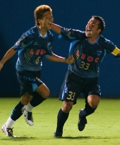 横浜FC-2010-hummel-サード-高地系治-柳沢将之.jpg