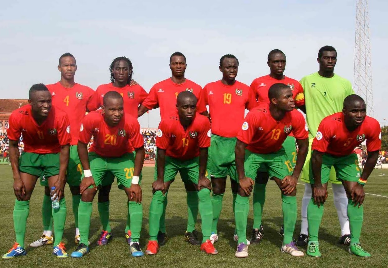 Guinea-Bissau-2011-LACATONI-home-kit-red-green-green-line-up.jpg