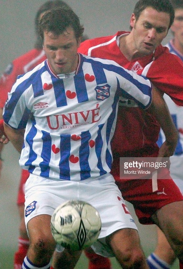 Heerenveen-2004-05-UMBRO-home-kit.jpg
