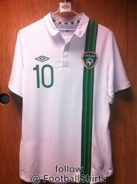 Ireland-12-UMBRO-new-away-shirt-2.jpg