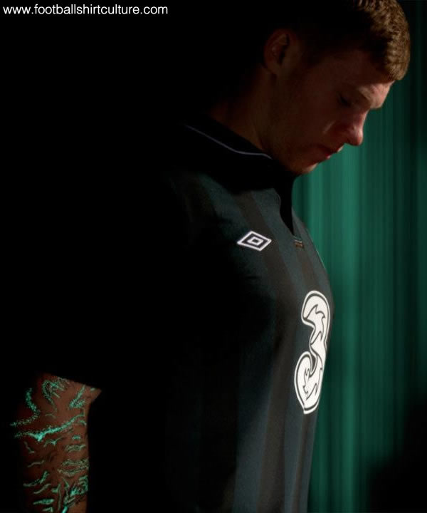 Ireland-13-14-umbro-new-away-football-shirt-2.jpg
