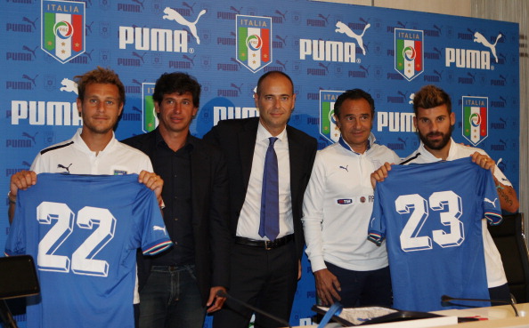 Italy-12-PUMA-home-kit-blue-neck-model-2.JPG