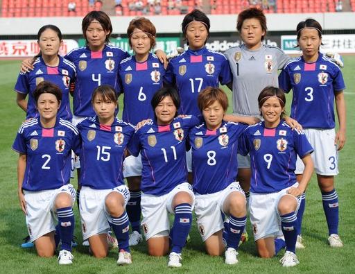 Japan-11-adidas-nadeshiko-world-cup-champion-badge-blue-white-blue-pose.jpg