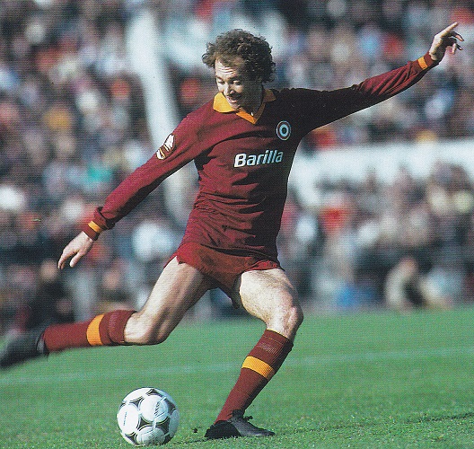 Roma-81-82-Playground-first-kit-red-red-red-Paulo-Roberto-Falcao.jpg