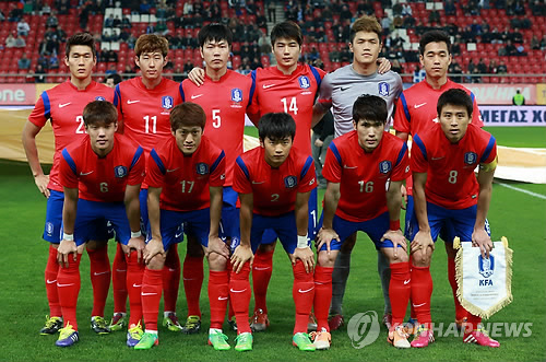South-Korea-14-15-NIKE-home-kit-red-blue-red-line-up.jpg