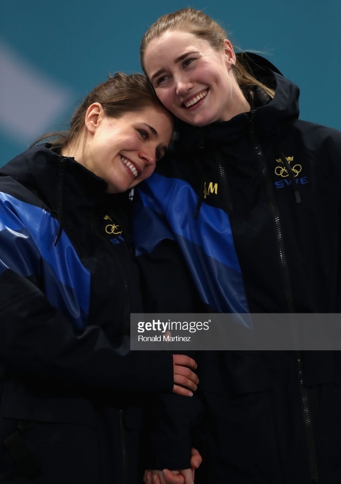 Sweden-H&M-women-curling.jpg