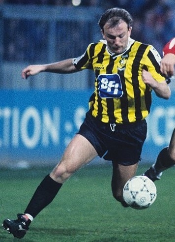 Vitesse-1991-92-Diadora-home-kit.jpg