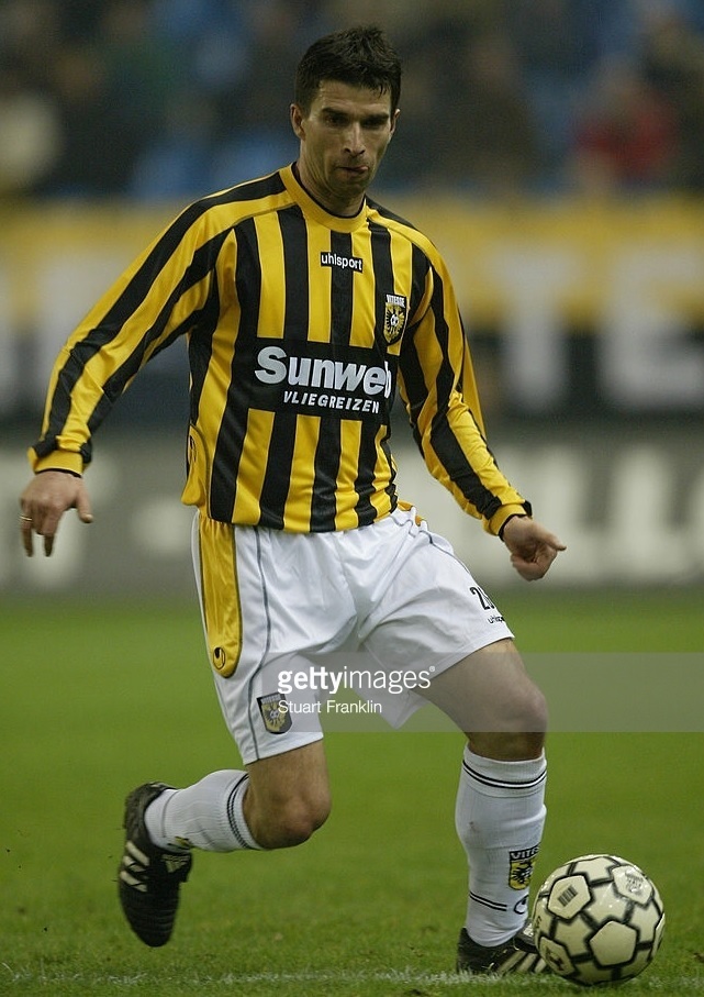 Vitesse-2003-04-uhlsport-home-kit.jpg